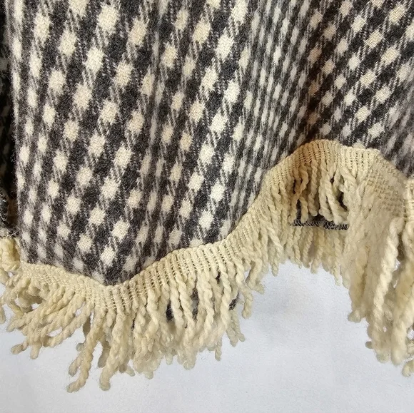 Checkered Wool Cape - Picture 6 of 6